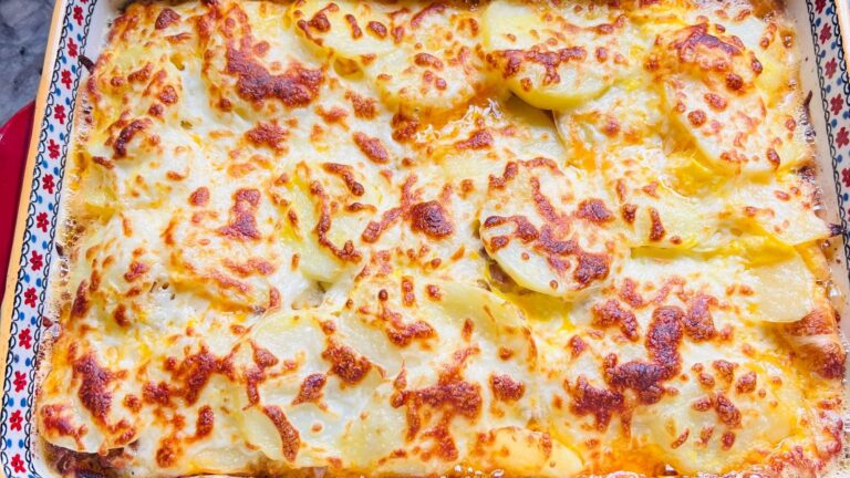 Plat de gratin doré au fromage fondu, sorti du four et posé sur une table