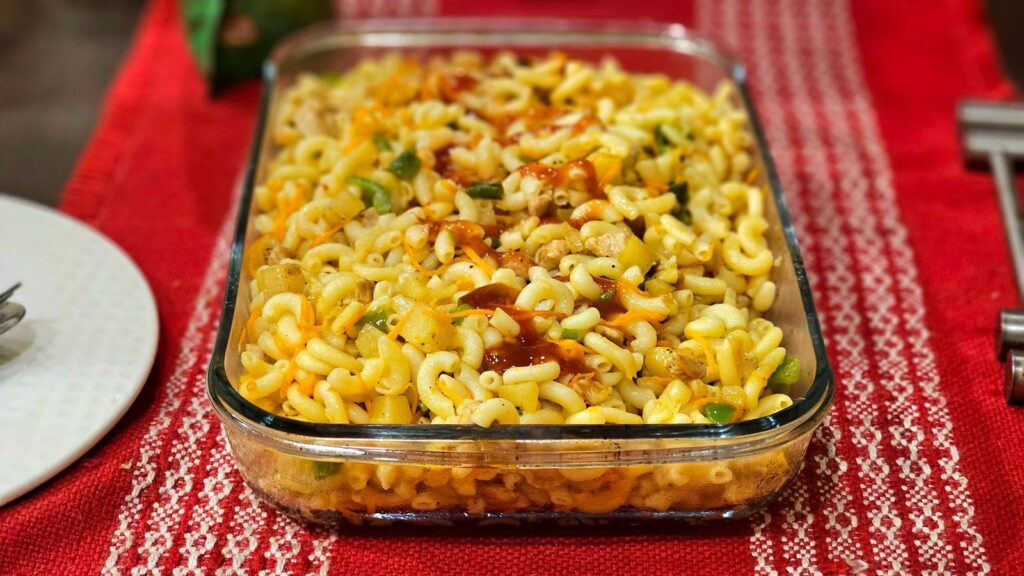 Plat gratiné doré servi dans un plat en verre posé sur une nappe
