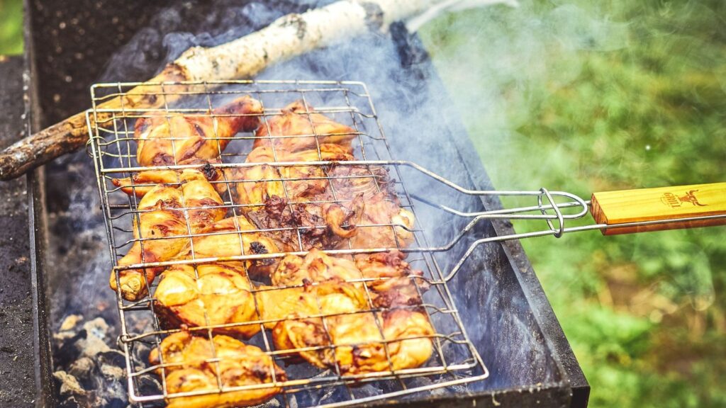 Cuisses de poulet dorées en cuisson indirecte sur un barbecue à charbon