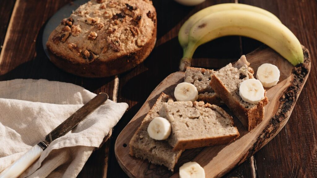 Banana bread fendu sur le dessus, posé sur une grille de refroidissement
