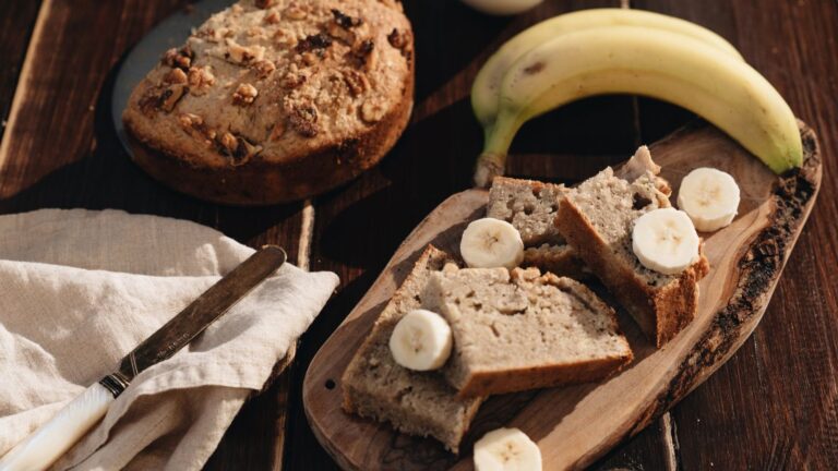 Banana bread fendu sur le dessus, posé sur une grille de refroidissement