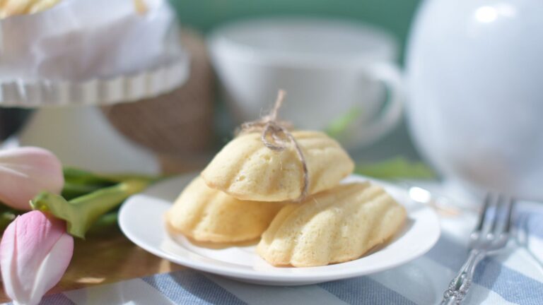 Madeleines dorées à bosse sorties du moule et posées sur une grille
