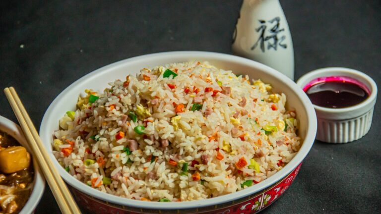Riz cantonais sauté aux petits pois, jambon et omelette coupée en lanières